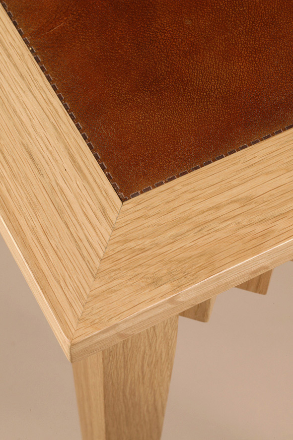 Dessus gainé de cuir avec un motif de surpiqûre en frise