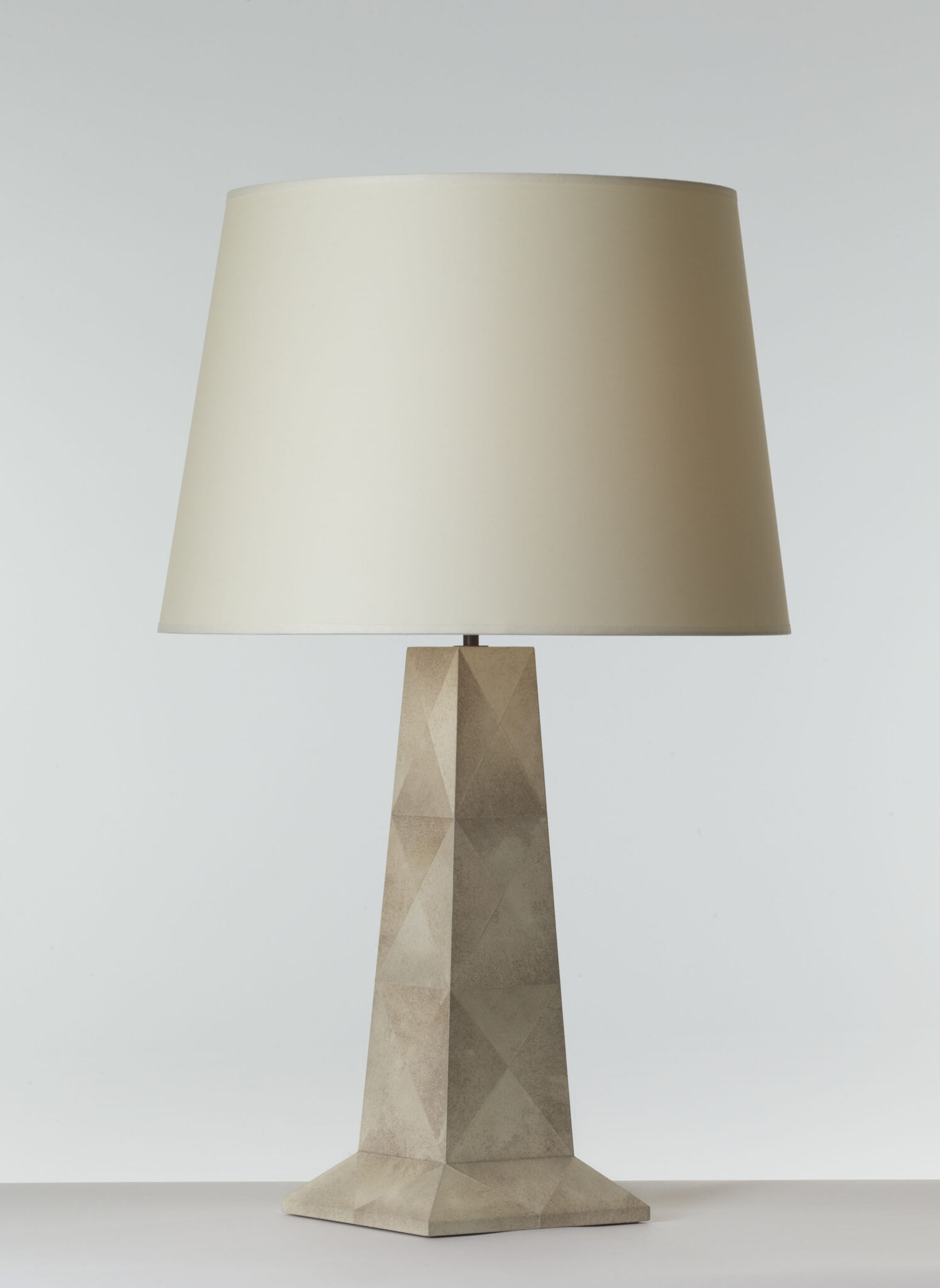 variante de la lampe Thèbes I en marqueterie de parchemin gris variante de la lampe Thèbes I en marqueterie de parchemin gris