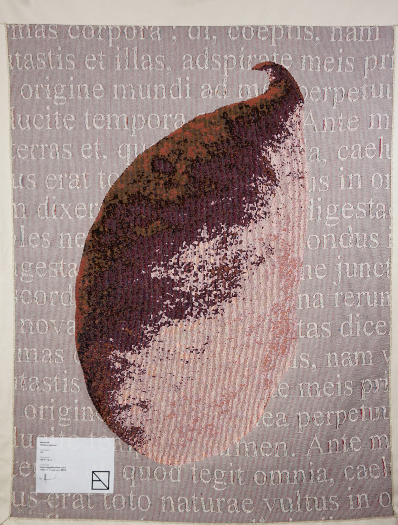 Sur l'envers de la tapisserie est tissé une poème d'Ovide