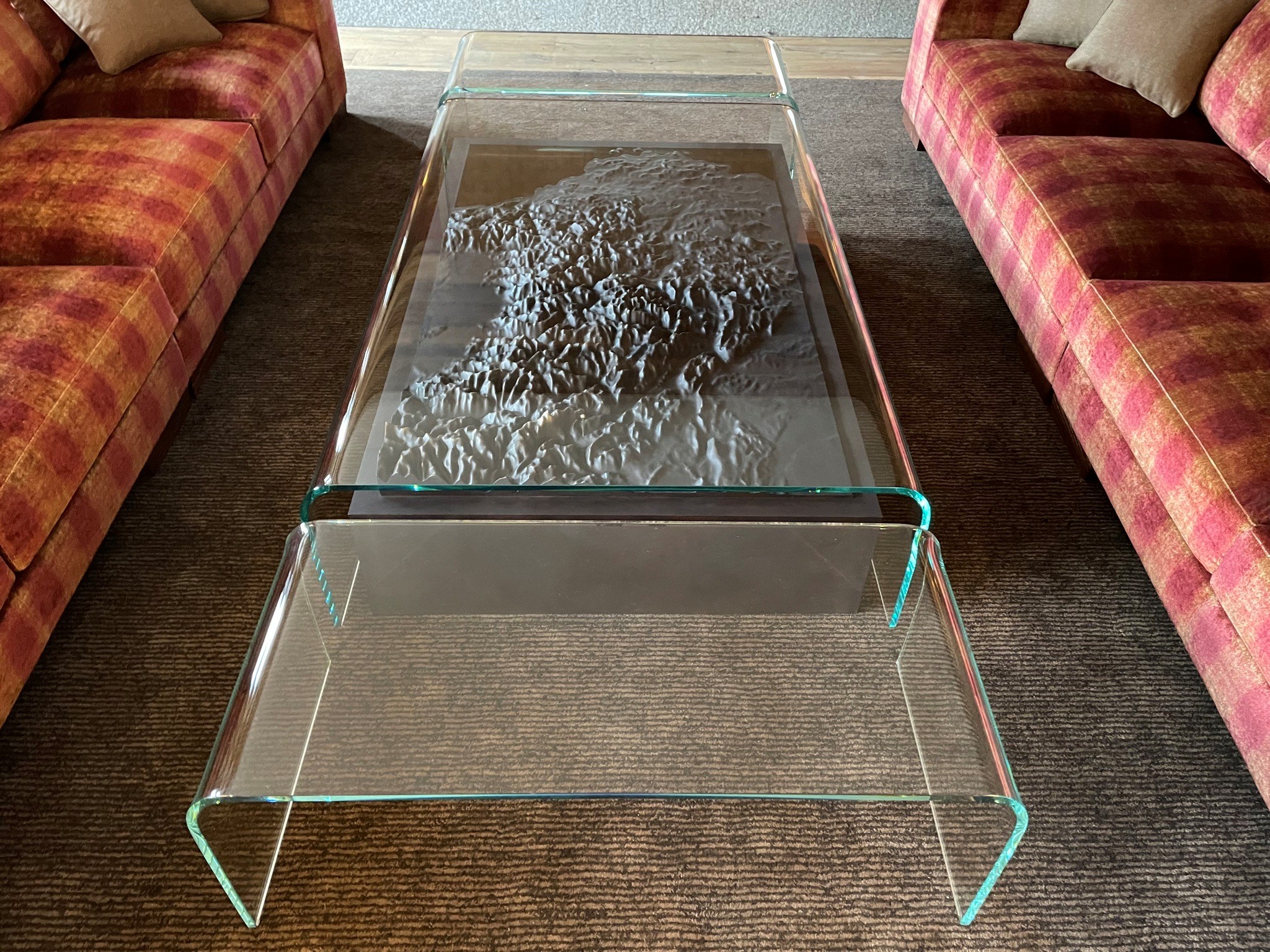 la table basse Alpes intégrée dans son décor - projet Studio Nicolas Aubagnac